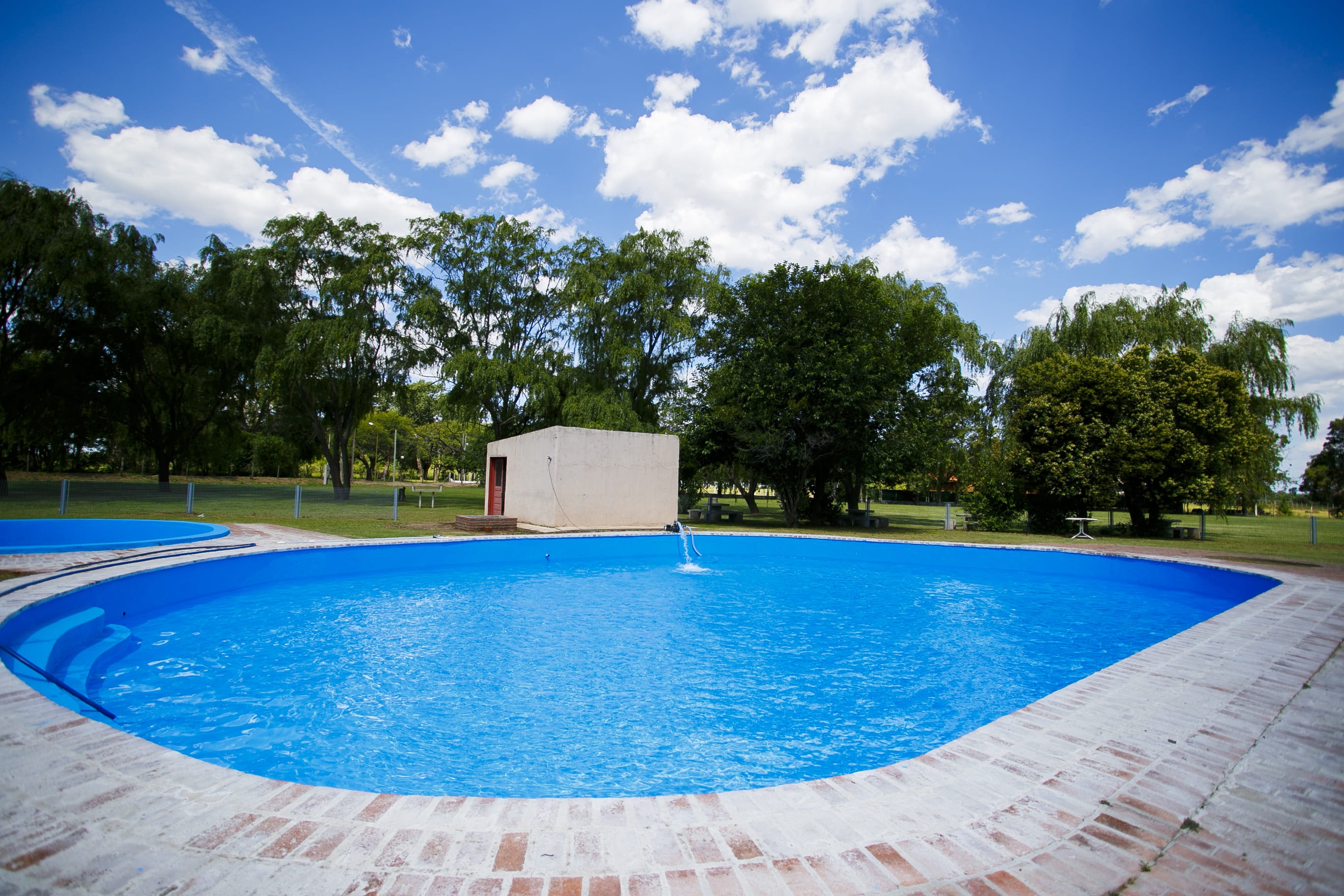Piscina y área recreativa del predio
